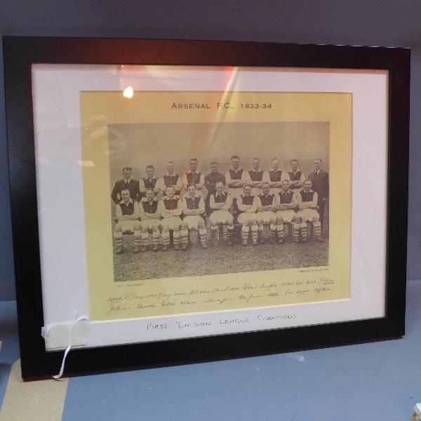 A team photograph of Arsenal FC 1933-34, First Division Champions, with team signatures, print, 24 x - Bild 2 aus 2