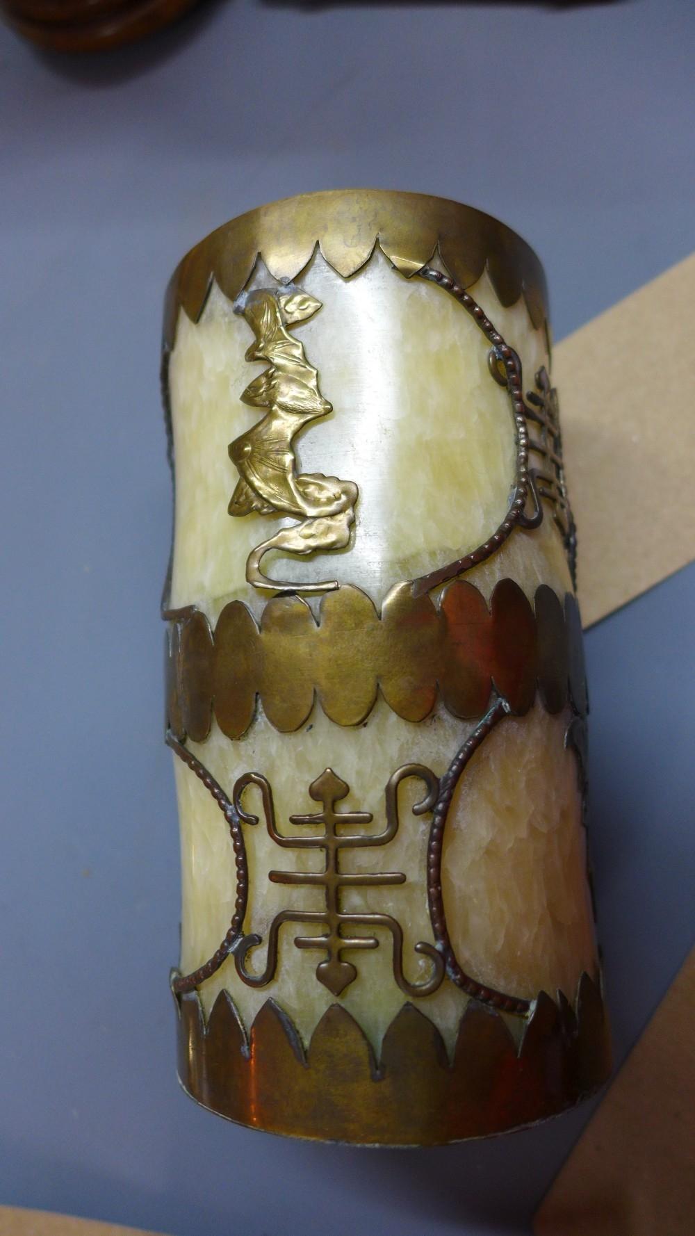 A Chinese alabaster and brass mounted cylindrical brush pot, decorated with characters and bats, - Bild 3 aus 3