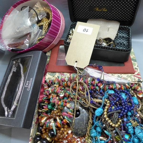 A collection of vintage costume jewellery, in three boxes - Image 2 of 2