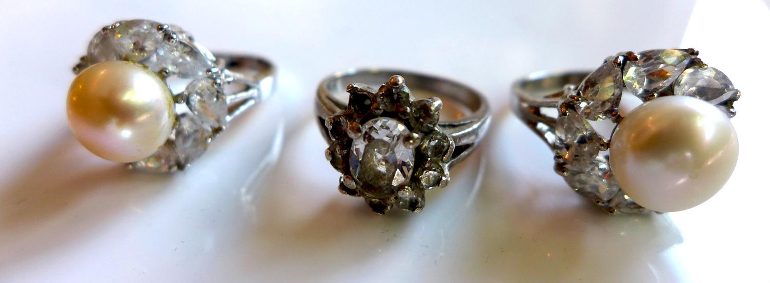 Three ladies dress rings (3)