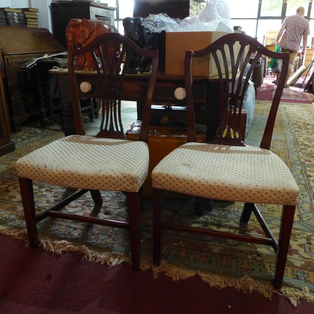 A pair of early 20th century Hepplewhite style mahogany dining chairs with cream upholstery - Image 2 of 2