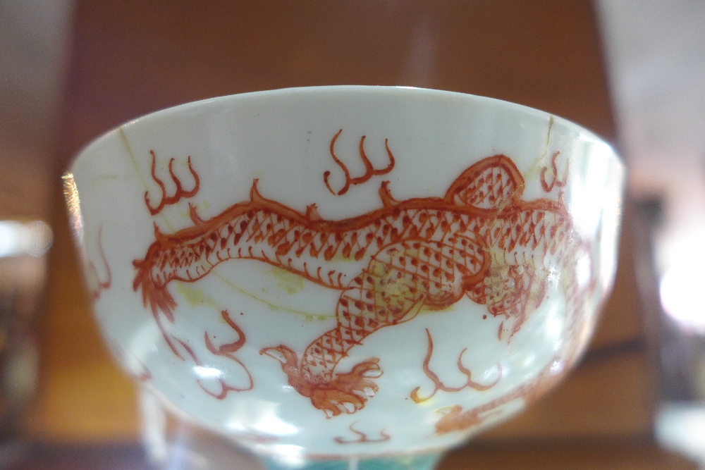 A pair of Chinese Republican period porcelain stem cups, c.1920, hand painted with dragons chasing - Bild 4 aus 6