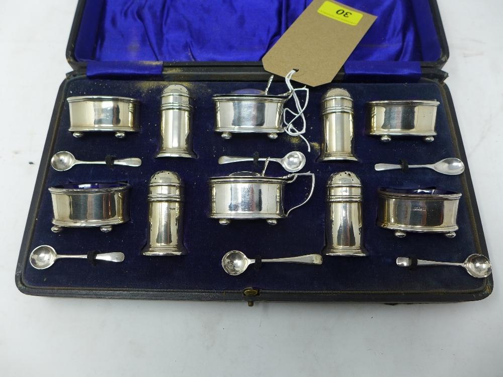 A cased set of early 20th century silver salts and pepperettes with blue glass liners, hallmarked - Image 2 of 6