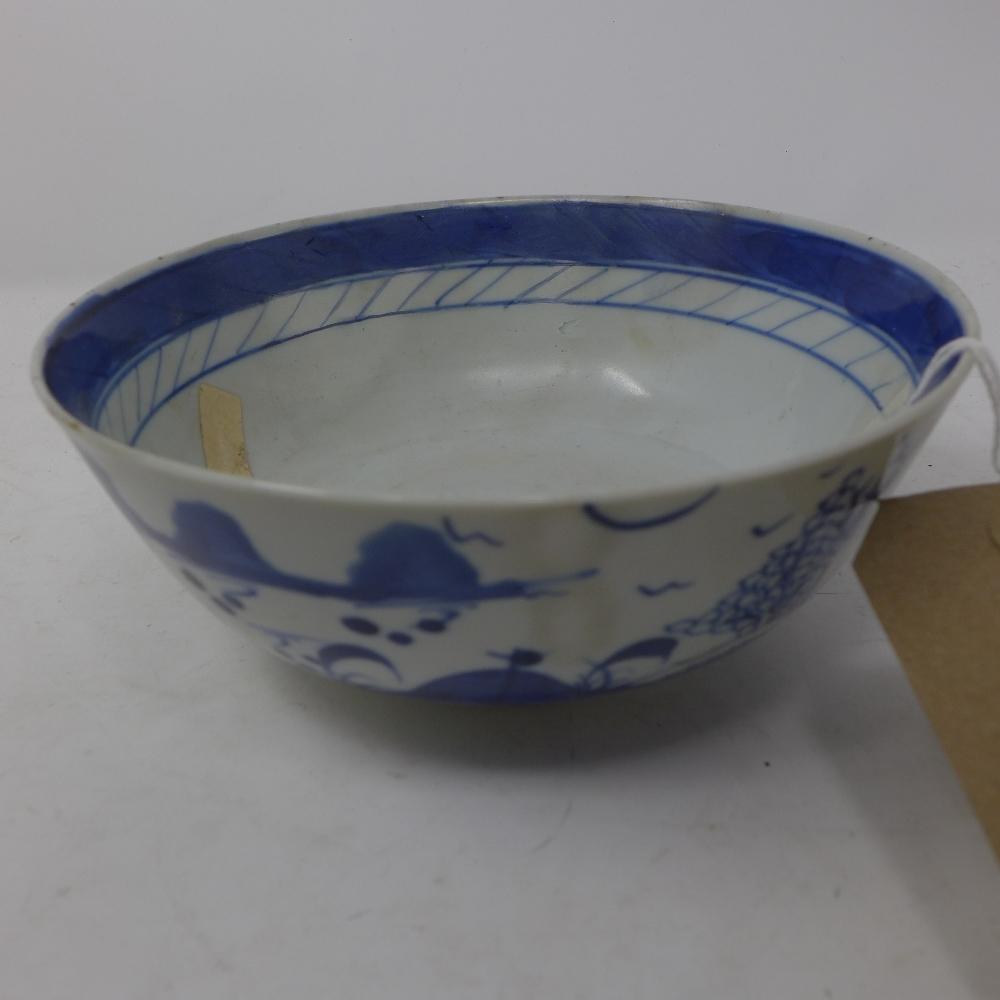 A late 19th century Chinese blue and white bowl, decorated with boats, bears four character marks, - Bild 2 aus 4