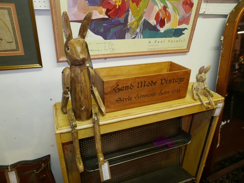 A vintage style boxed pair of wooden bunnies - Image 2 of 2