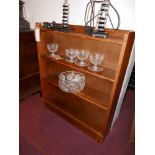 An early 20th Century oak open bookcase with three shelves, H.92cm W.76cm D.19cm