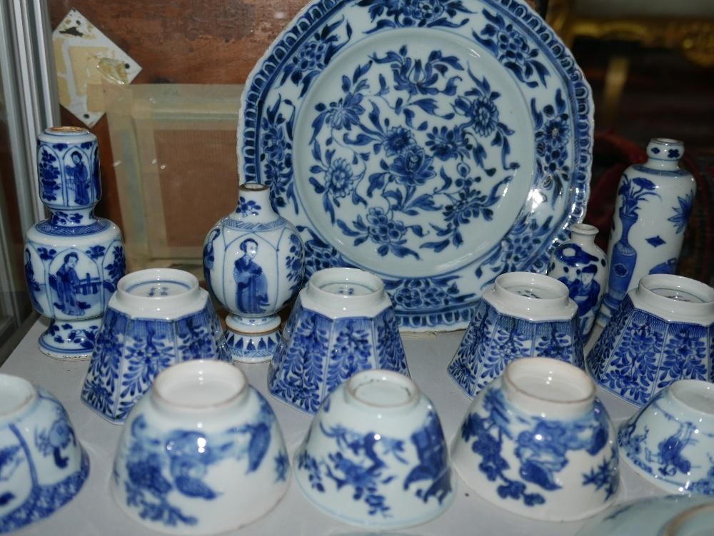 A collection of 18th century Chinese blue and white porcelain to include 1 plate, 11 dishes, 11 cups - Image 5 of 6