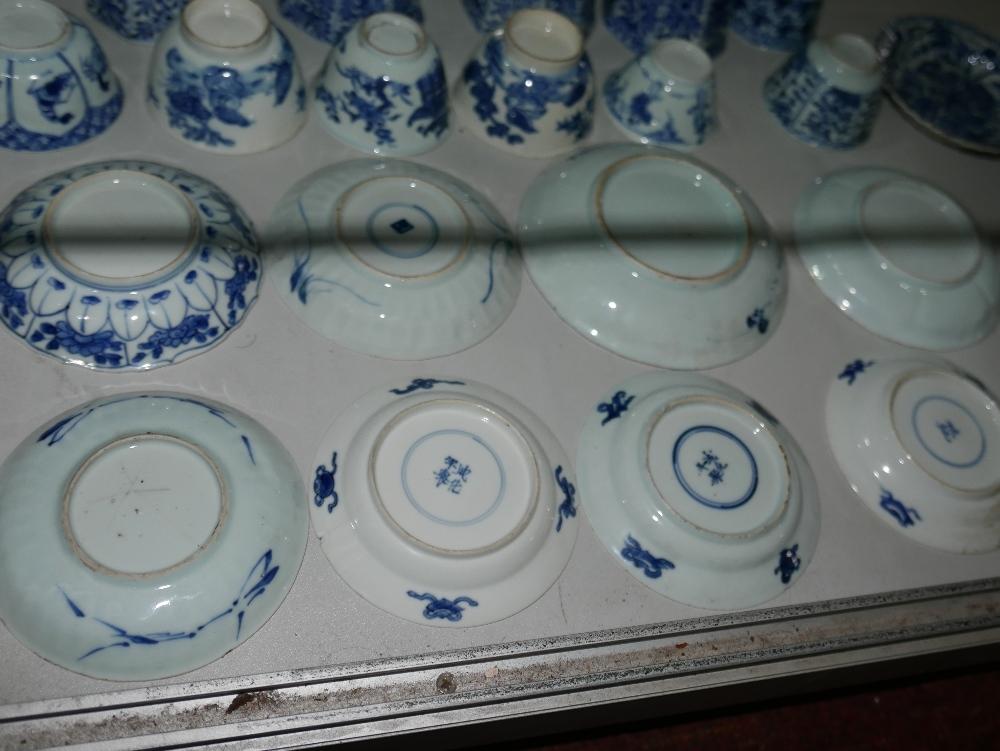 A collection of 18th century Chinese blue and white porcelain to include 1 plate, 11 dishes, 11 cups - Image 4 of 6