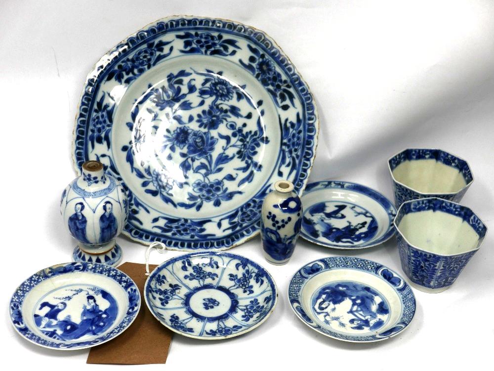 A collection of 18th century Chinese blue and white porcelain to include 1 plate, 11 dishes, 11 cups - Image 6 of 6