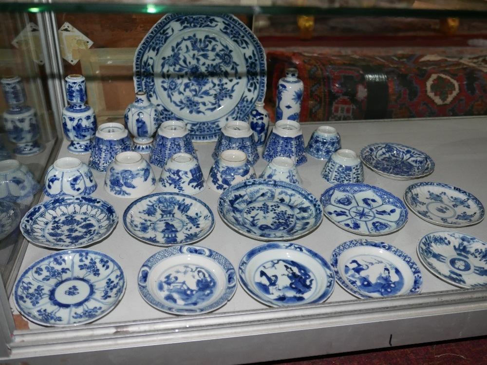 A collection of 18th century Chinese blue and white porcelain to include 1 plate, 11 dishes, 11 cups - Image 2 of 6