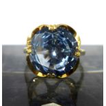 A 1960's 9ct yellow gold aquamarine ring, 3.5g, Ring size: F