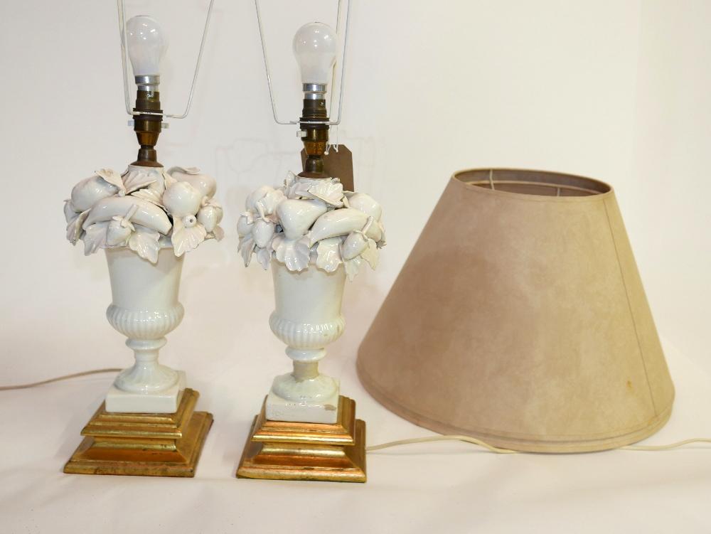 A pair of 20th century white ceramic table lamps in the form of urns of fruit, raised on giltwood - Image 3 of 3