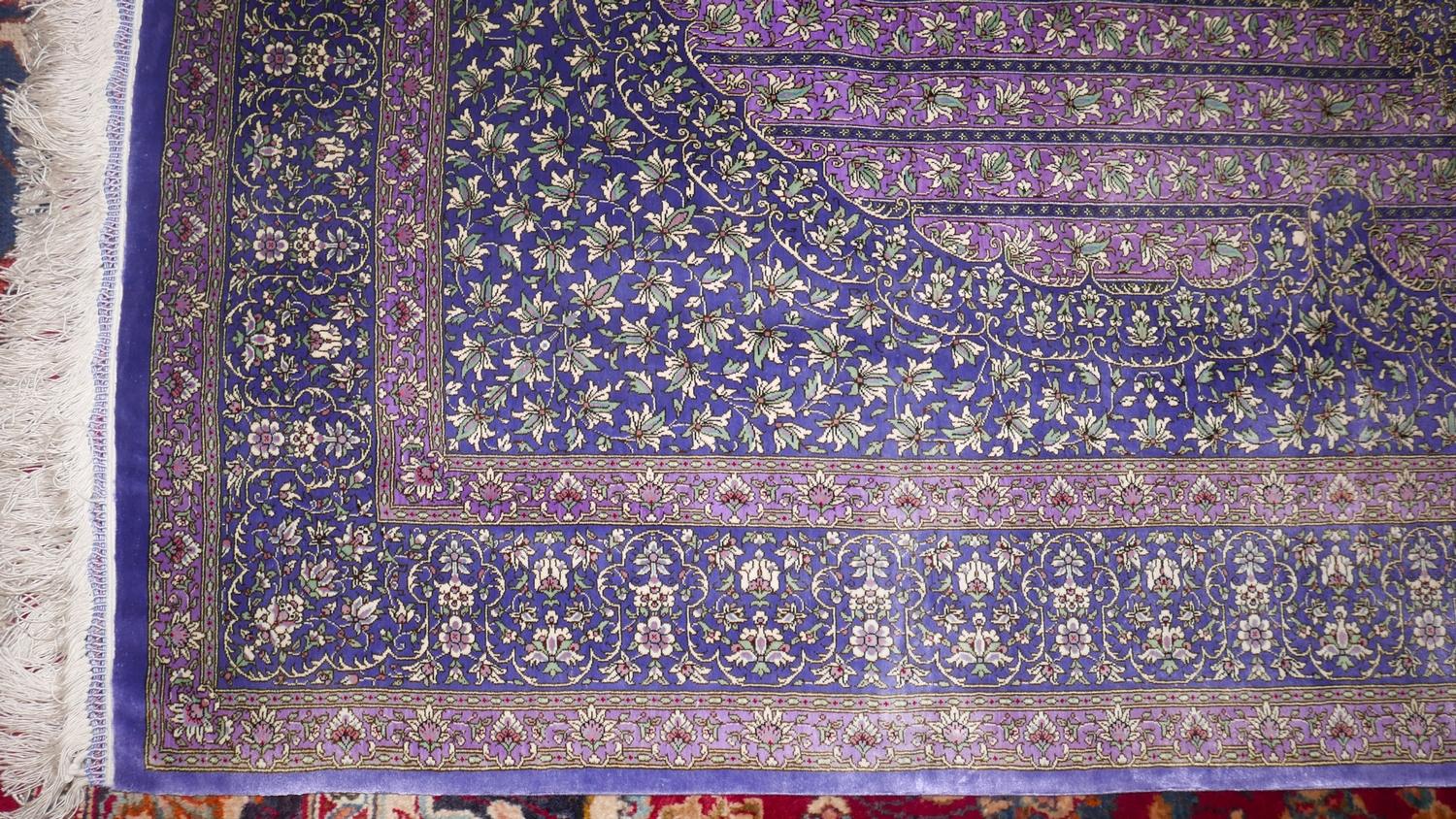 A Qum silk carpet with central floral medallion, on a purple ground, contained by floral motifs - Bild 3 aus 5