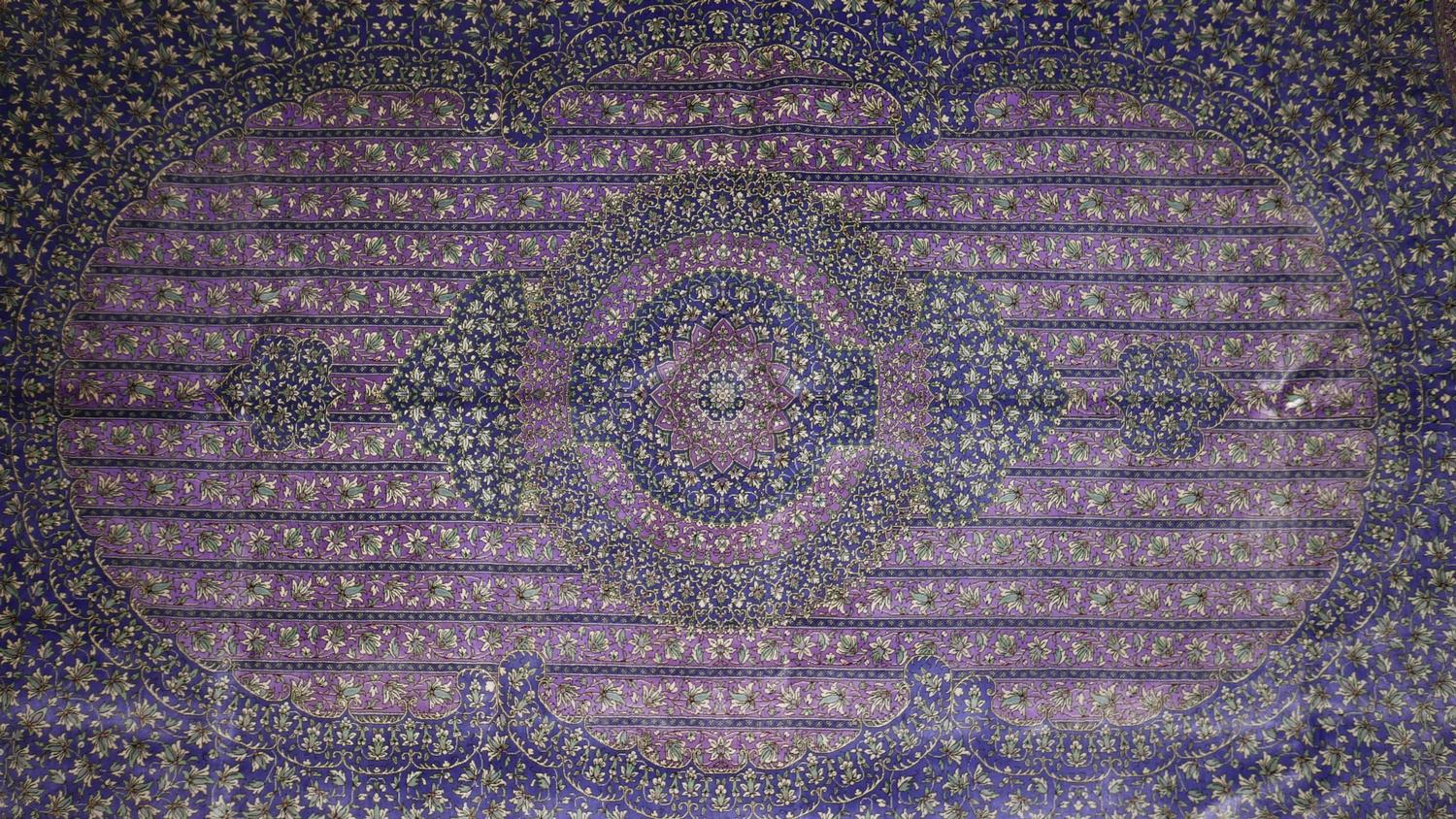 A Qum silk carpet with central floral medallion, on a purple ground, contained by floral motifs - Bild 2 aus 5