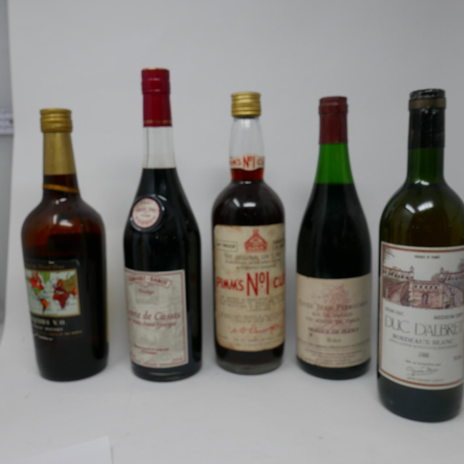 A collection of wine and spirits to include Old Rarity Bulloch Lade scotch whisky 26 2/3 fl. ozs, - Bild 3 aus 5