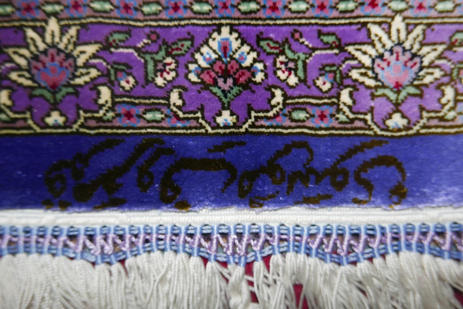 A Qum silk carpet with central floral medallion, on a purple ground, contained by floral motifs - Bild 4 aus 5