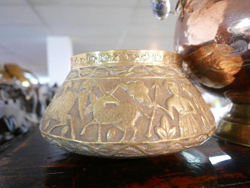 A Dutch copper coal scuttle together with a Javanese brass bowl - Bild 2 aus 2