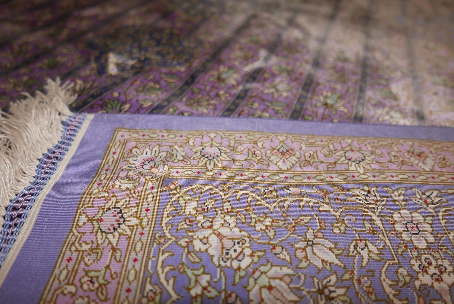 A Qum silk carpet with central floral medallion, on a purple ground, contained by floral motifs - Bild 5 aus 5