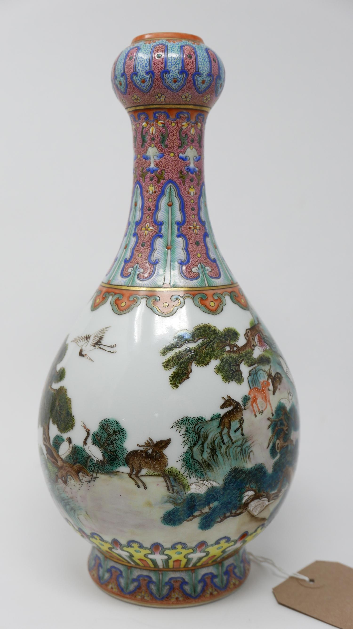 A Chinese porcelain deer vase, the garlic mouth and neck decorated with stylised flowers, the body - Bild 2 aus 3