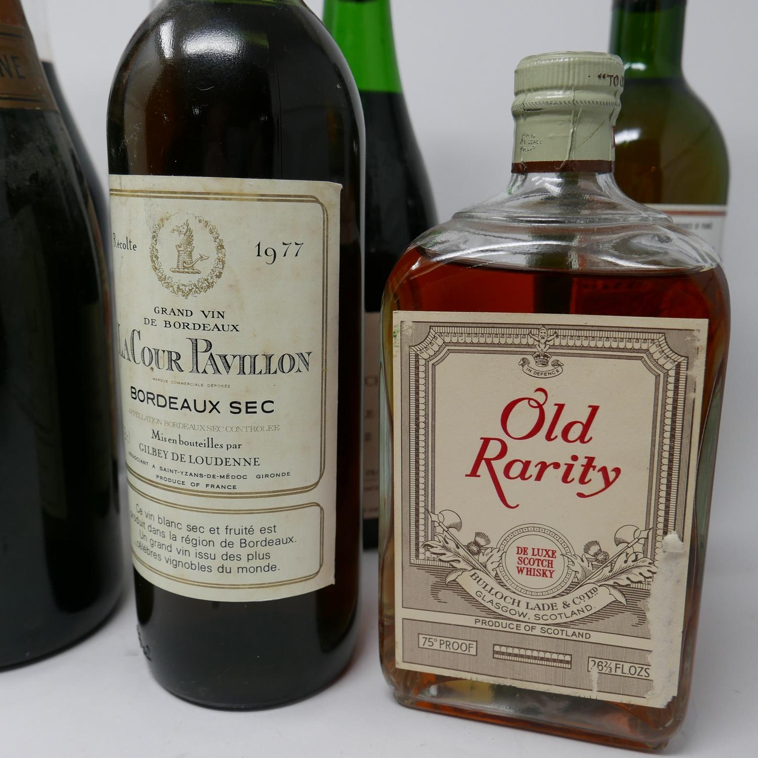 A collection of wine and spirits to include Old Rarity Bulloch Lade scotch whisky 26 2/3 fl. ozs, - Bild 2 aus 5