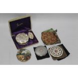 A SMALL COLLECTION OF VINTAGE POWDER COMPACTS, to include a boxed "Stratton" mother of pearl type