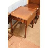 A EDWARDIAN MAHOGANY SINGLE DRAWER PEMBROKE TABLE