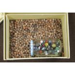 A BOX OF ASSORTED MARBLES TO INCLUDE CLAY EXAMPLES