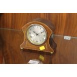 AN INLAID EDWARDIAN STYLE MAHOGANY MANTEL CLOCK