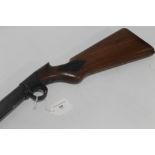 A VINTAGE LEVER ACTION AIR RIFLE, with part chequered grip, top loading, L 115 cm