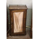 AN EDWARDIAN INLAID WALNUT GLASS FRONTED POT CUPBOARD WITH BRASS BAR TO THE TOP