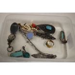 A BOX OF ASSORTED JEWELLERY TO INCLUDE SILVER EXAMPLES