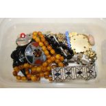 A BOX OF VINTAGE AND ANTIQUE JEWELLERY