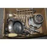 A COLLECTION OF SILVER PLATED WARE TO INCLUDE A TOAST RACK, CANNON ETC