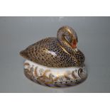 A ROYAL CROWN DERBY LIMITED EDITION PAPERWEIGHT IN THE FORM OF A BLACK SWAN, number 825 of 2002 to