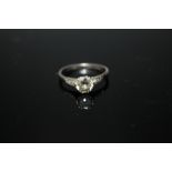 A 18CT PLAT DIAMOND SOLITAIRE RING, having a brilliant cut diamond of approx 1 carat, ring size P