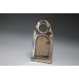 A HALLMARKED SILVER COMBINATION PICTURE FRAME AND POCKET WATCH STAND - BIRMINGHAM 1909, H 15.5 cm