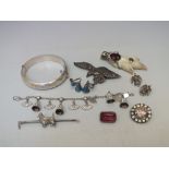A COLLECTION OF VINTAGE AND ANTIQUE SILVER JEWELLERY, to include a marcasite eagle brooch, a