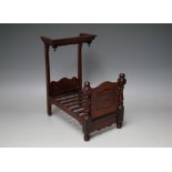 A LATE 19TH / EARLY 20TH CENTURY APPRENTICE MINIATURE MAHOGANY TESTER BED, H 29 cm, W 25 cm, D 15.