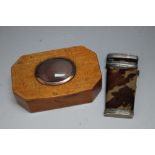 A LATE 19TH / EARLY 20TH CENTURY SNUFF BOX, the hinged lid set with an oval polished agate, together