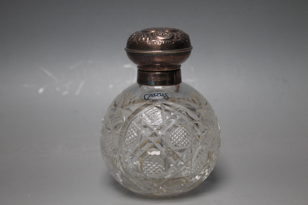 A HALLMARKED SILVER TOPPED CARRS CRYSTAL SCENT BOTTLE - BIRMINGHAM 2001, H 12 cm