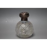A HALLMARKED SILVER TOPPED CARRS CRYSTAL SCENT BOTTLE - BIRMINGHAM 2001, H 12 cm