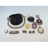 A COLLECTION OF ANTIQUE JEWELLERY ITEMS, to include a gilt hallmarked silver charm bracelet -