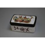 A LIDDED ENAMEL SNUFF WITH VICTORIAN RIDING SCENE TO HINGED LID, W 4.5 cm, D 2.7 cm, H 2.3 cm