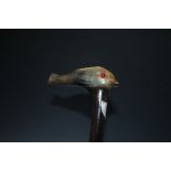 AN EARLY 20TH CENTURY WALKING STICK WITH CARVED HORN HANDLE IN THE FORM OF A COMICAL FISH, with