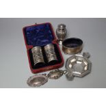 A SELECTION OF HALLMARKED SILVER TO INCLUDE A CASED PAIR OF PIERCED PEPPERETTES - BIRMINGHAM 1896, a