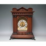 A LATE 19TH / EARLY 20TH CENTURY OAK CASED QUARTER CHIMING BRACKET CLOCK, the gilt face with