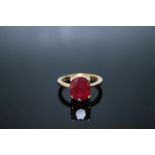 A MADAGASCAN RUBY RING, with an oval ruby measuring approx 12 mm by 9 mm, set in 925 silver gilt,