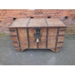AN ANTIQUE STYLE BLANKET BOX WITH METAL BANDING, hinged lid with ornate hasp and staple to front,