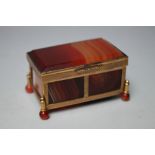 A LATE 19TH / EARLY 20TH CENTURY MINIATURE AGATE CASKET, the polished panels set within a gilt metal