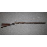 A PERCUSSION SPORTS MUSKET WITH RAMROD, overall L 122 cm